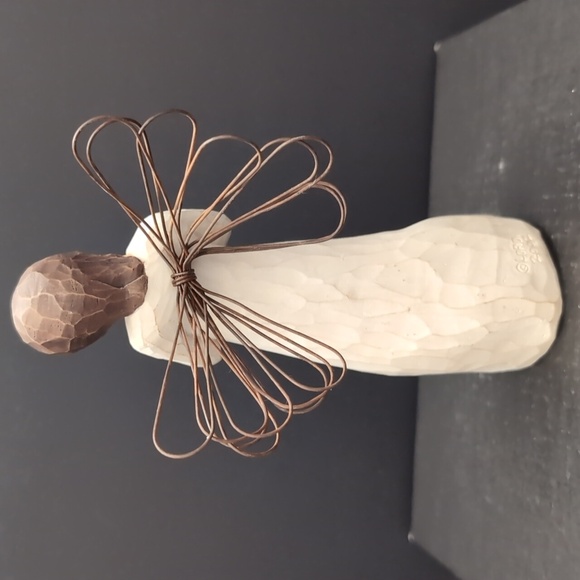 Willow Tree 2002 Loving Angel Figurine. - Picture 3 of 8